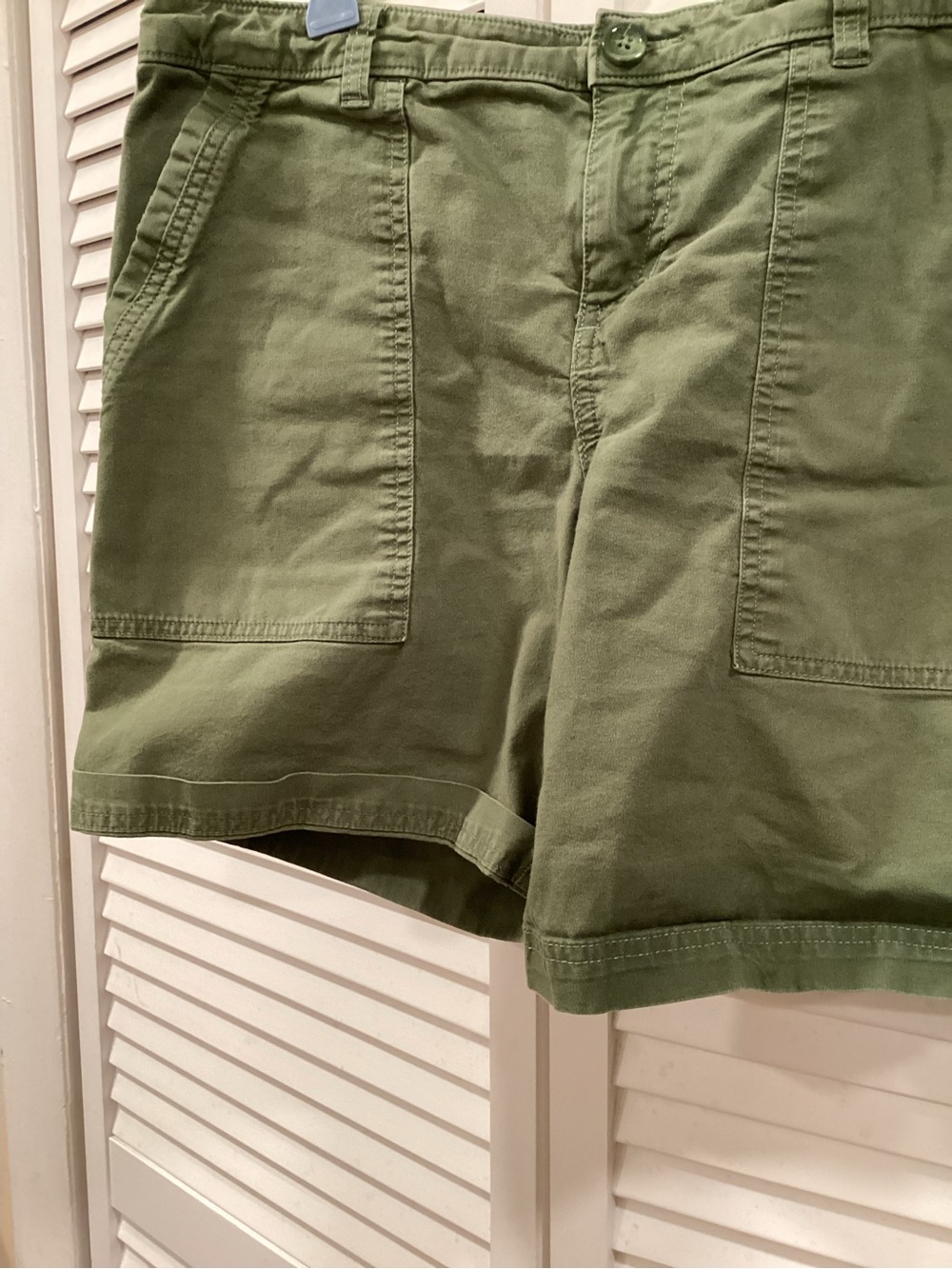 Patagonia Woman’s Olive  khaki Utility Roll Cuff Shorts 8 - Picture 10 of 11